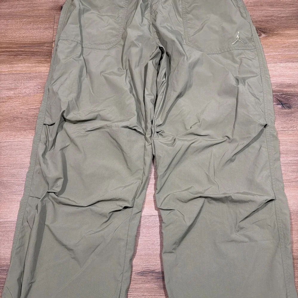 Jordan Essential Statement Woven Nylon Pants Men's SMALL Olive Green FV7306-222